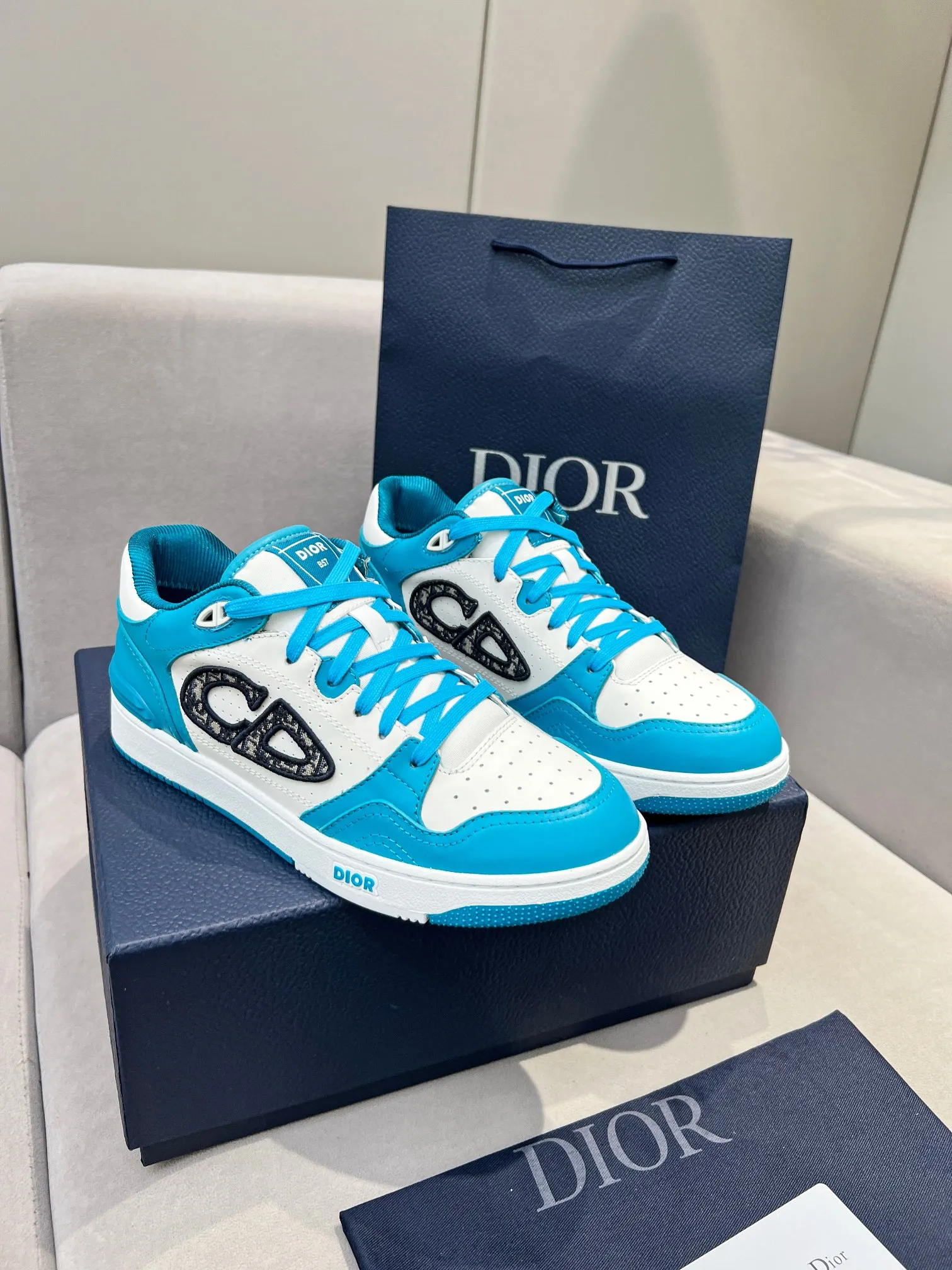 Men's Men's Shoes 💰600 Dior DiorB57 top version of low-top sneakers! ! ! Green with beige smooth first-layer cowhide, fully oiled edges, T men's shoes 💰U outsole.  The 2024 autumn men's wear series has made a wonderful debut, a new classic item launched by Dior. Crafted from smooth first-grain cow leather in vibrant green and beige, it's accented with tonal Oblique embossed labels on the sides. The distinctive laces of the same color match the color of the shoe body, and the opening and closing are decorated with various classic details on the tongue, sole and back side to enhance the style. The eyelet details, upper stitching and heel strip panels of the same color highlight the dynamic charm of its sports style. Exclusive two-color molded T men's shoes 💰U outsole is light, comfortable, non-slip and wear-resistant, the mesh lining and feet are customized with original colors, soft and breathable. Exquisite production technology highlights the grade, and can be matched with all kinds of clothing to create a refined look.